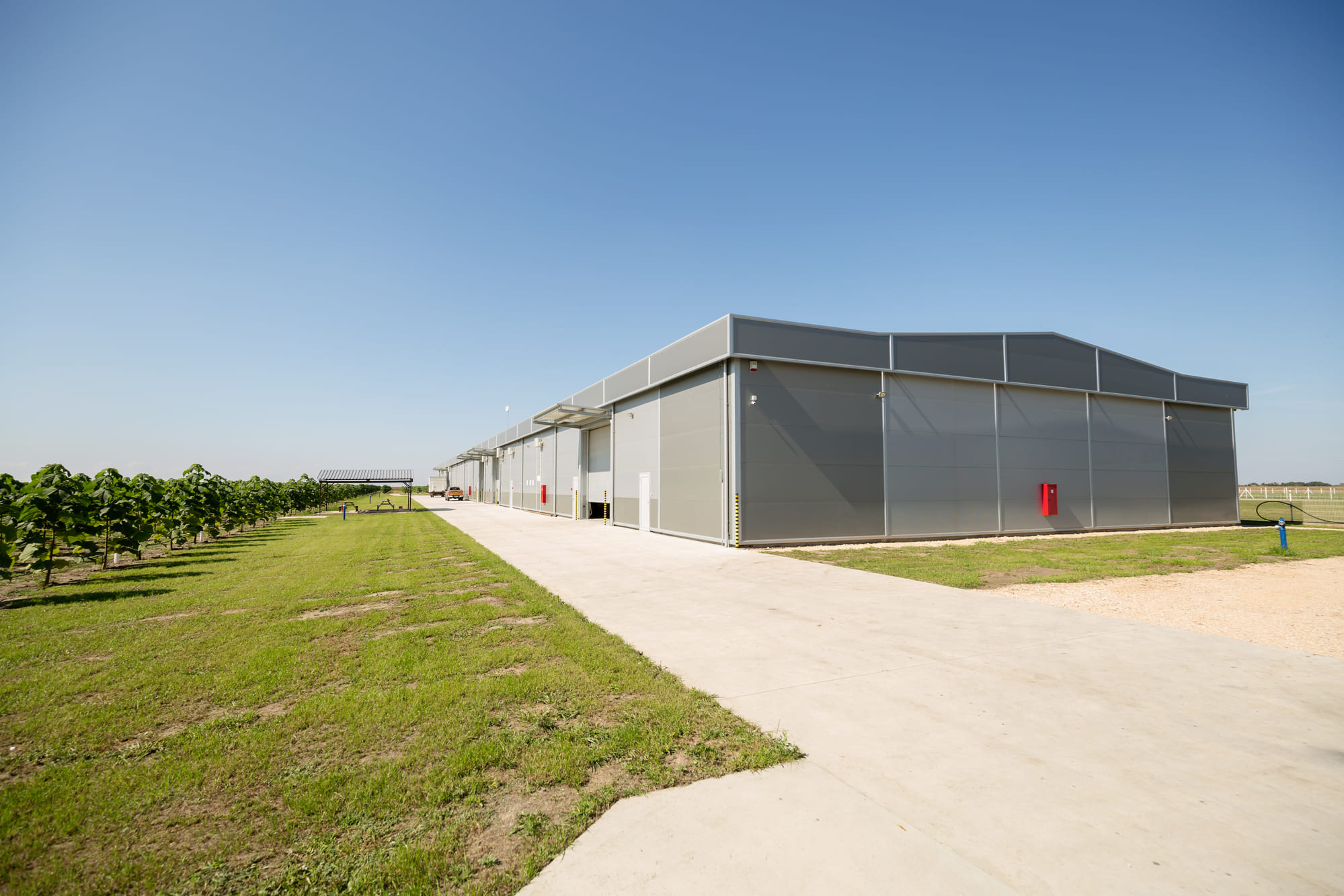 Entre los servicios completos, eficientes y adaptados a tu proyecto se encuentra la construcción de naves industriales.